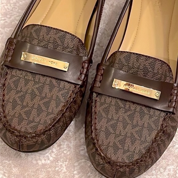 Brand New Michael Kors Brown Loafers Slip On Flats w/ Gold Tone Metal Logo Bar - Picture 4 of 16